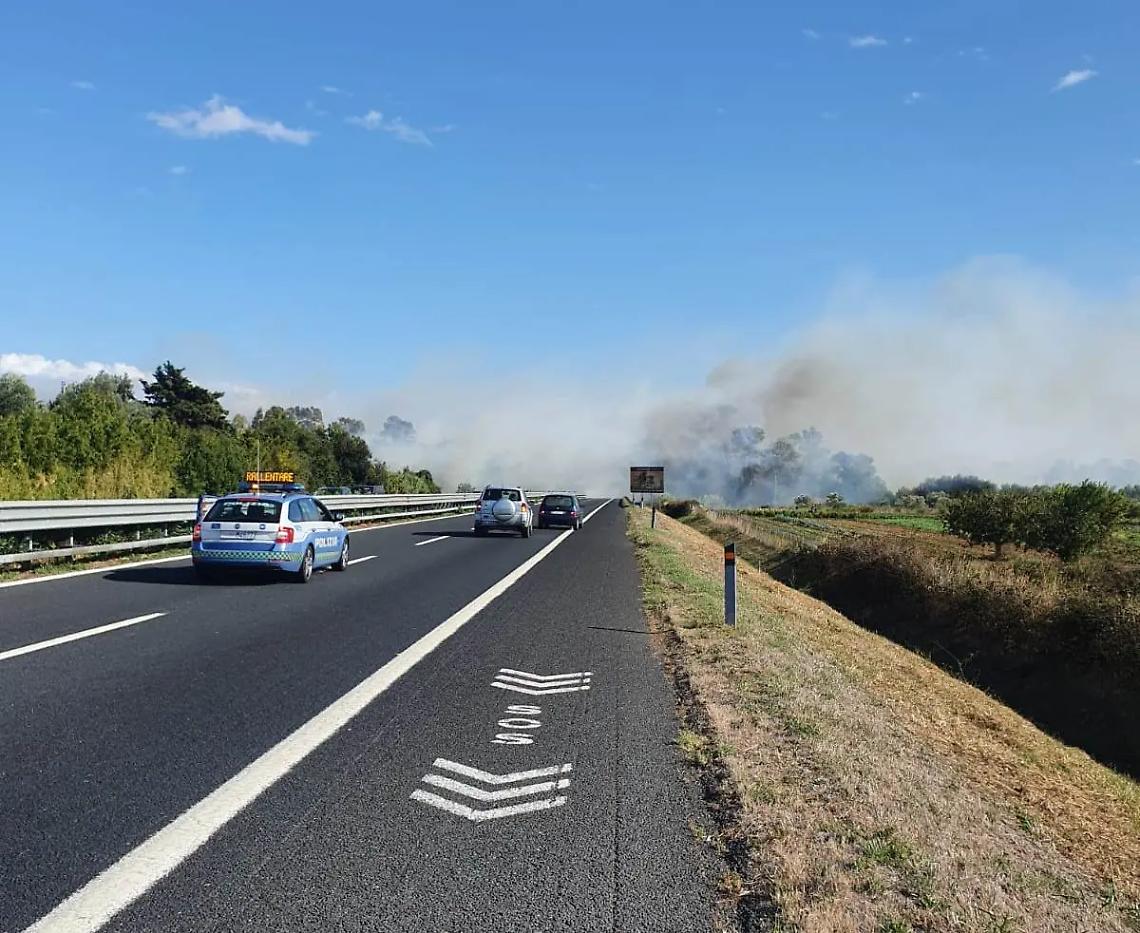 Incendio a bordo strada, disagi in A12 per quasi un&rsquo;ora