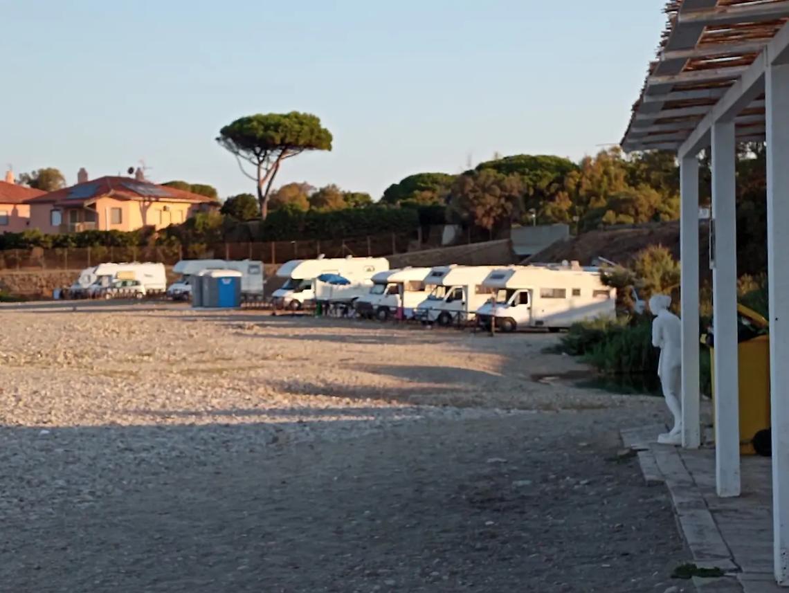 Marangone, il parcheggio diventa un camping
