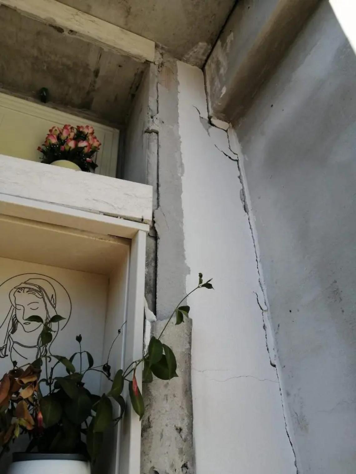 Infiltrazioni e pochi posti, camposanto nel degrado