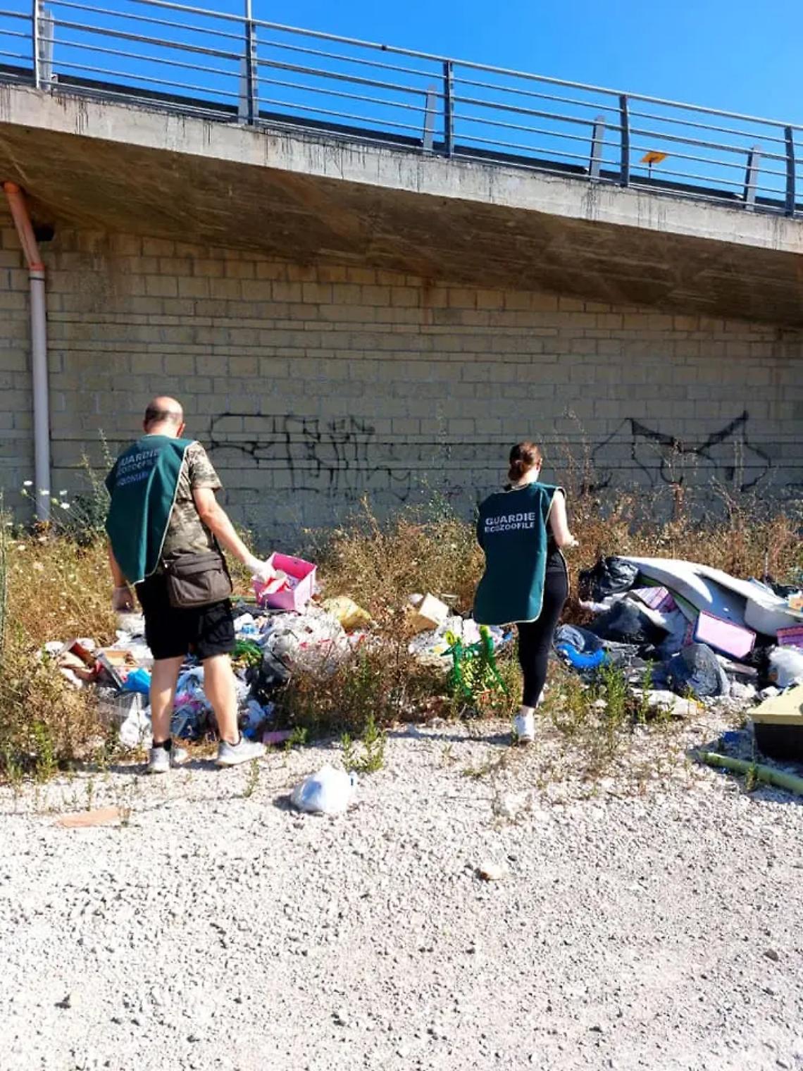 L&rsquo;area bonificata sotto al ponte &egrave; di nuovo stracolma di rifiuti