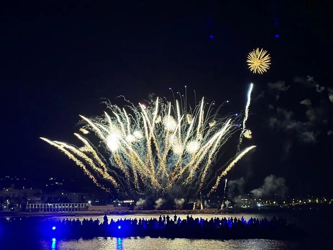 Lungomare preso d&rsquo;assalto: tutti in strada per i fuochi