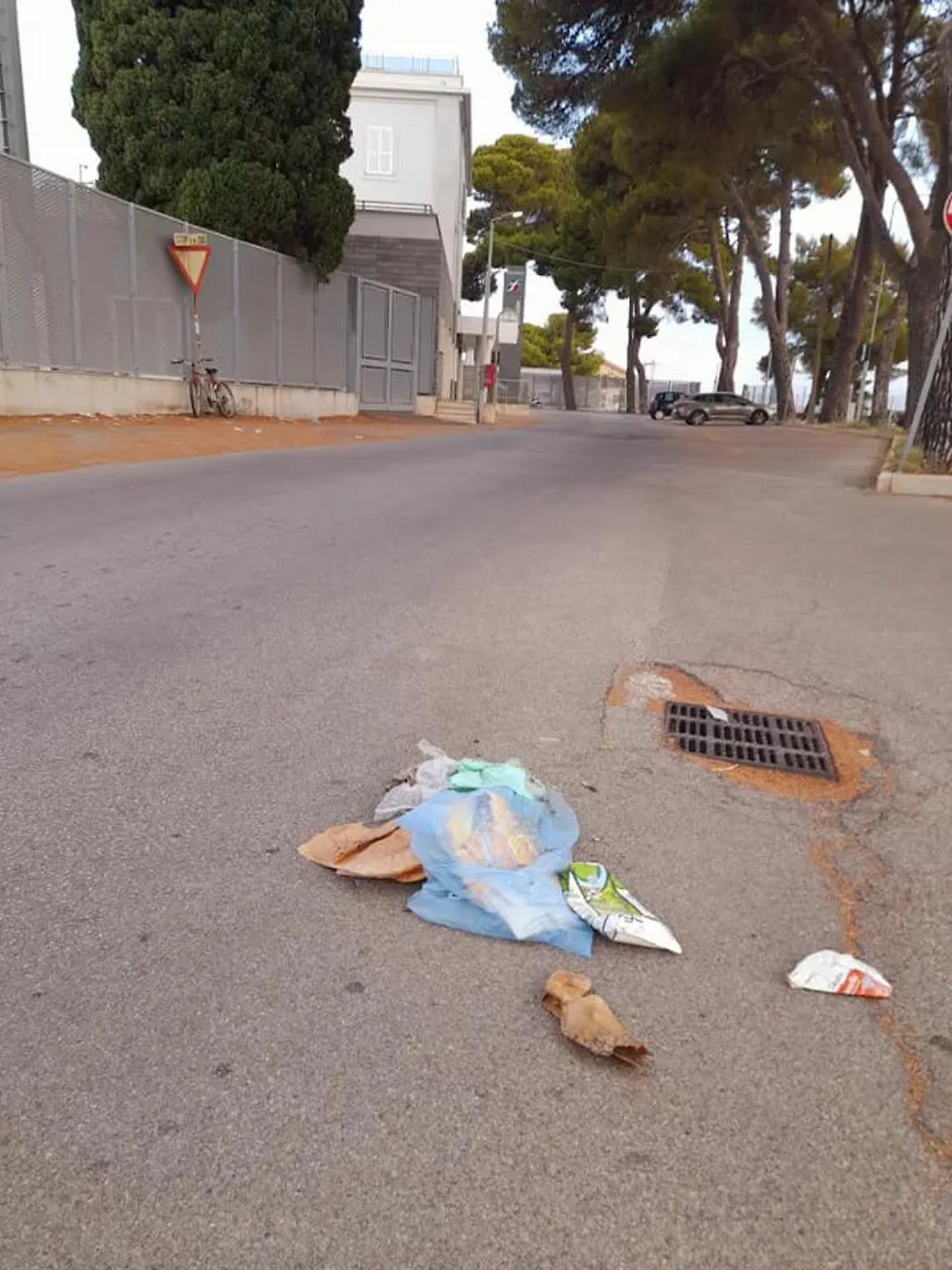 Buste dell&rsquo;immondizia in strada alla stazione: benvenuti a Tarquinia
