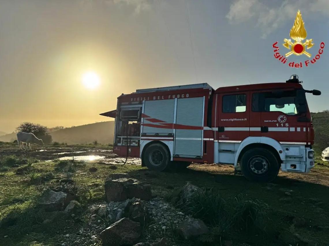 Si impantana con la macchina nelle campagne della Farnesiana: donna soccorsa dai Vigili del fuoco