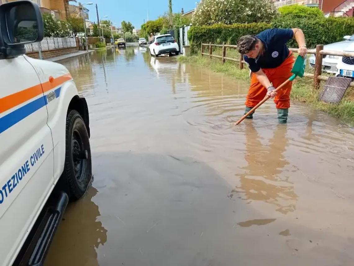 Lido di Tarquinia sott&rsquo;acqua: in tilt il sistema di smaltimento VIDEO