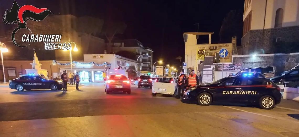 Gira con un coltello a serramanico sotto il sedile dell&rsquo;auto, denunciato