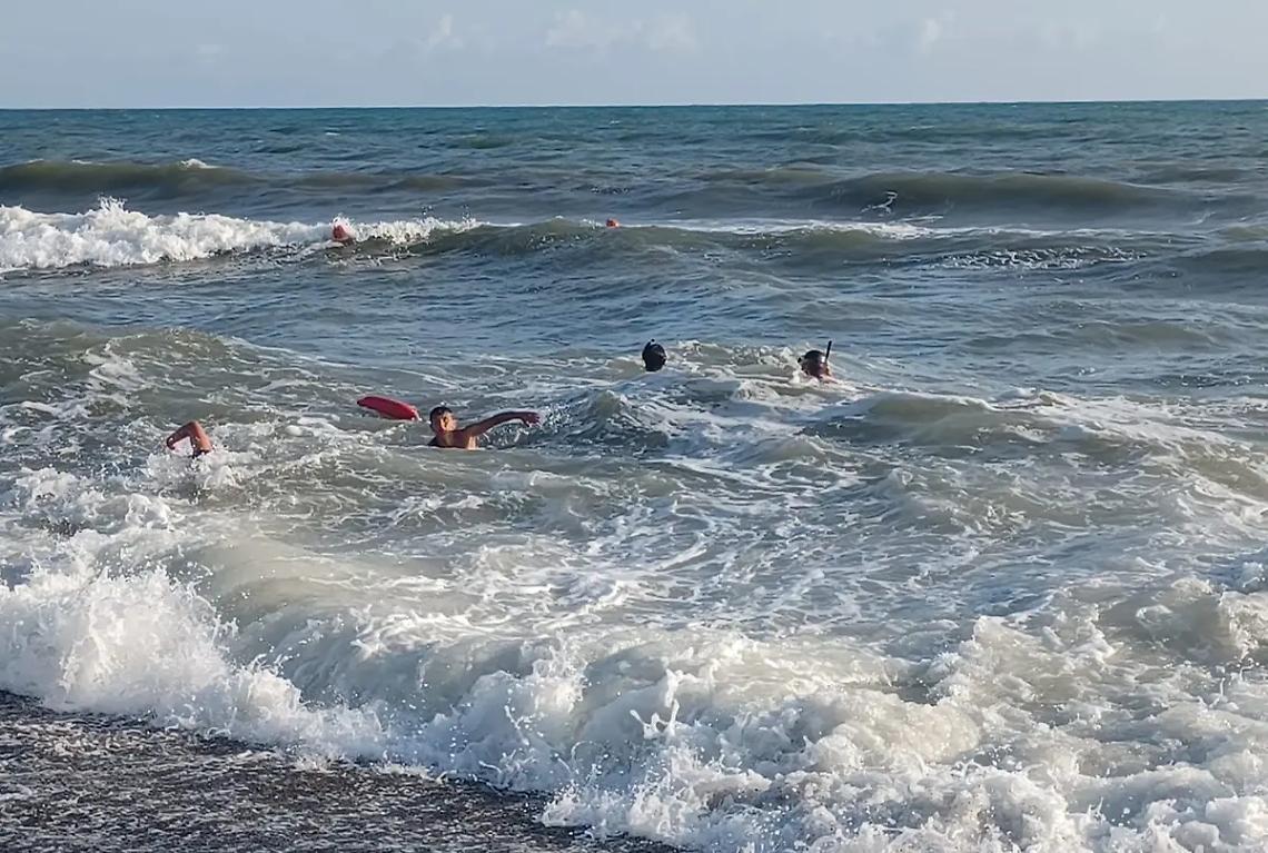 Padre e figlio in bal&igrave;a delle onde: attimi di paura in spiaggia