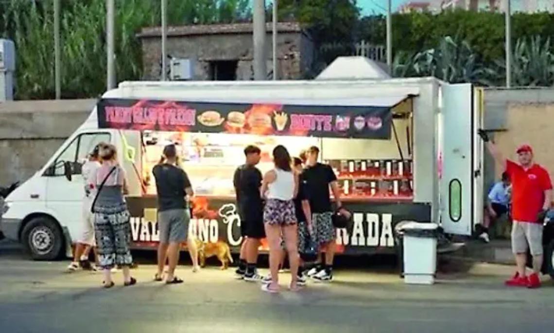 Non vogliono fare la fila al food truck: nei guai cinque giovani santamarinellesi