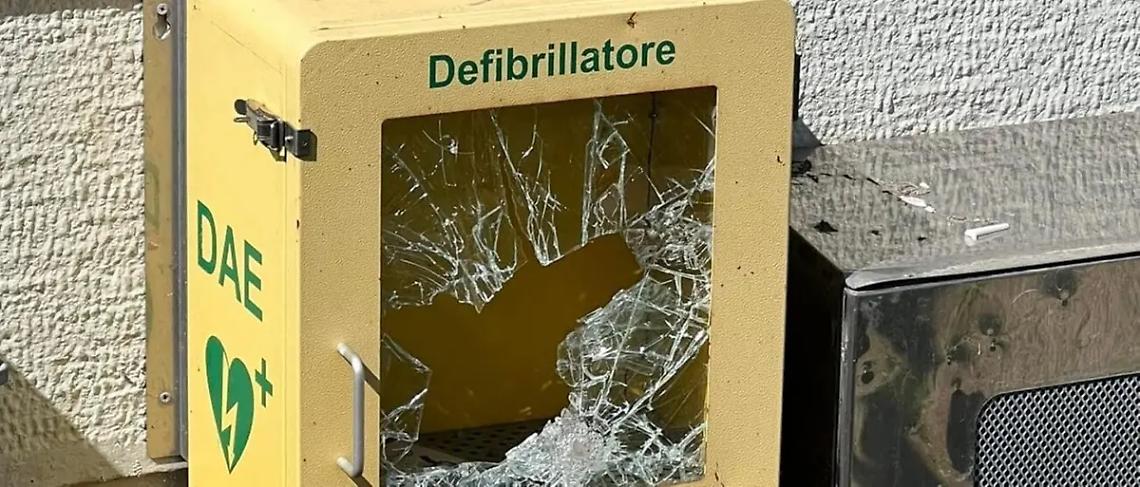 Capodimonte: rubato il defibrillatore installato un anno fa