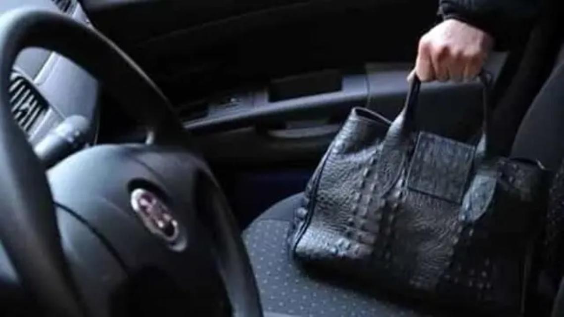 Le rubano la borsa con la tecnica della monetina