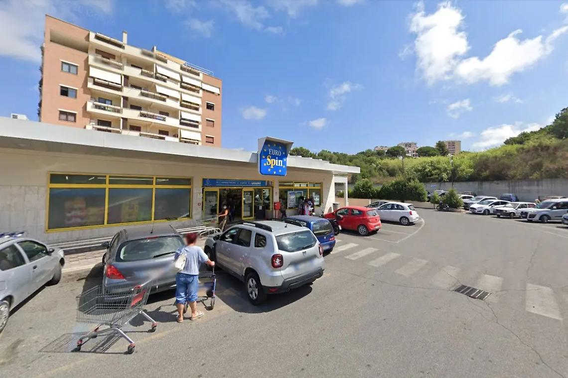 Rapina ed investimento fuori l&rsquo;Eurospin: si cerca un&rsquo;auto gialla