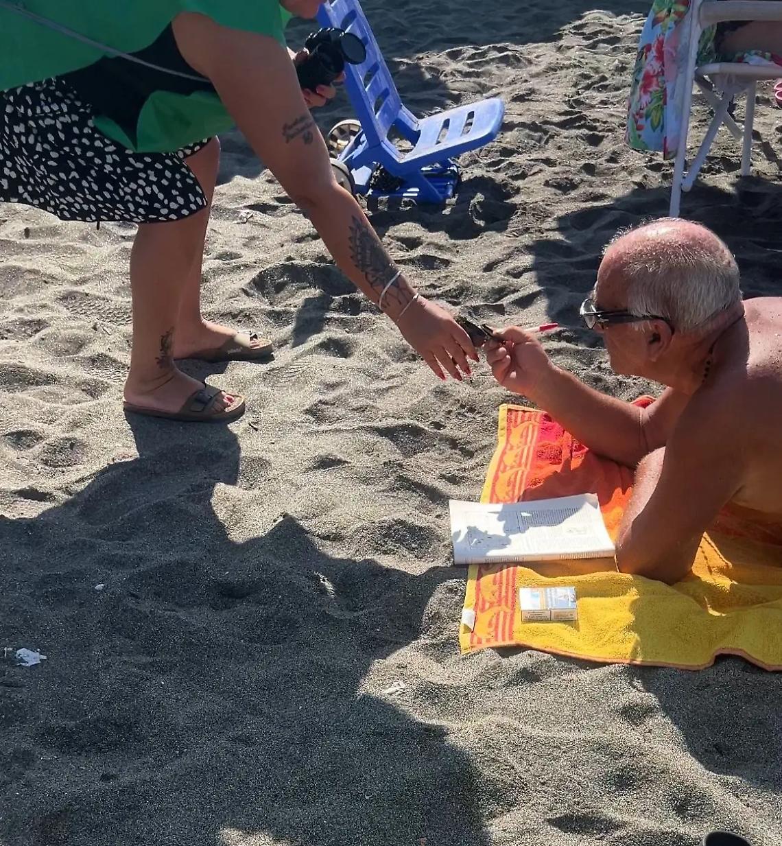 &ldquo;Basta mozziconi&rdquo;, i volontari di Fare Verde distribuiscono posaceneri portatili