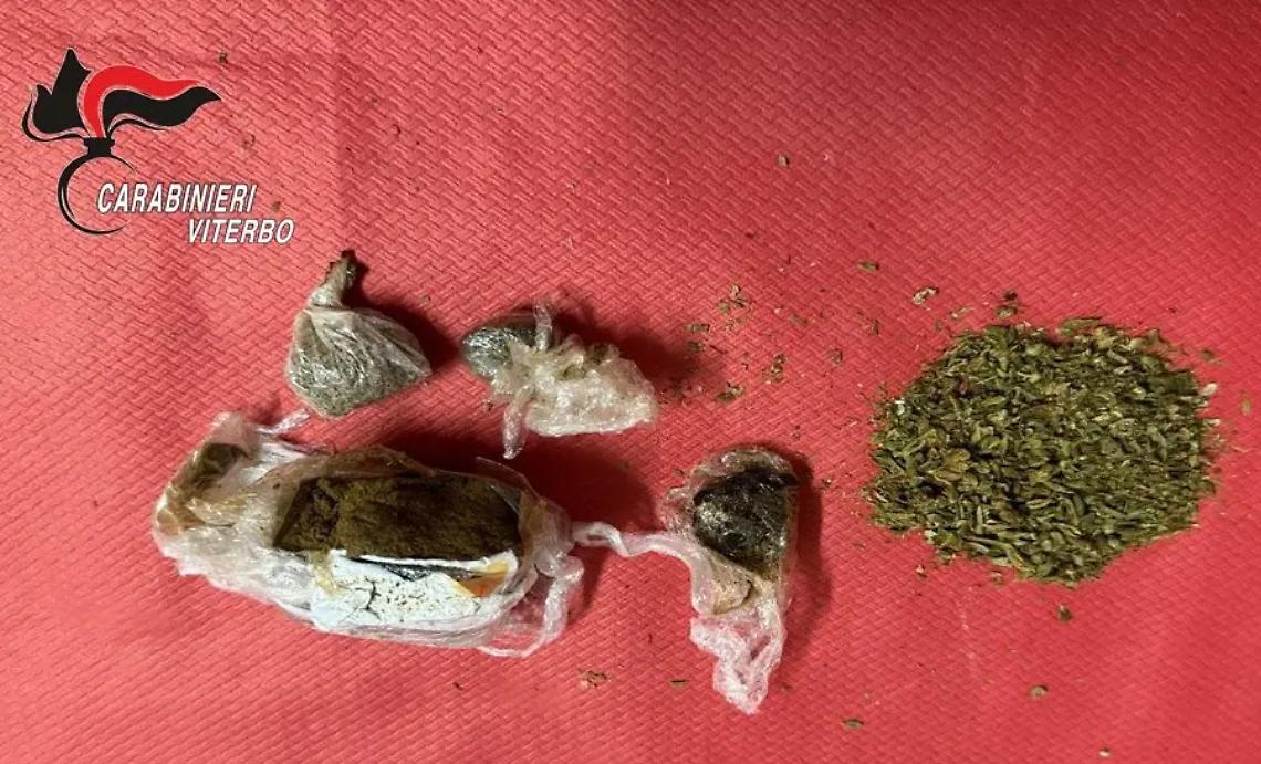 Nasconde hashish e marijuana nel sottotetto: arrestato 43enne