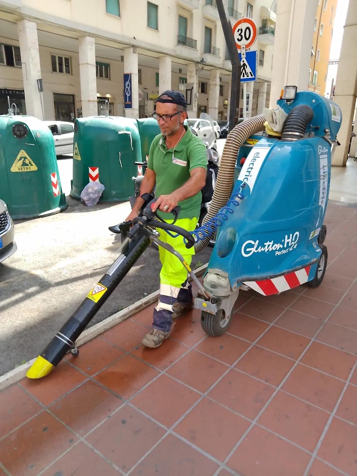Intervento di pulizia straordinario a corso Marconi