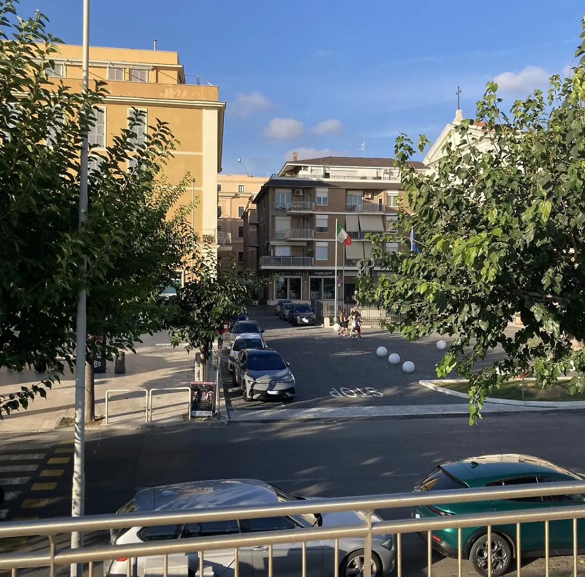 Piazzale degli Eroi, tra sosta selvaggia, degrado e incivilt&agrave;: la denuncia