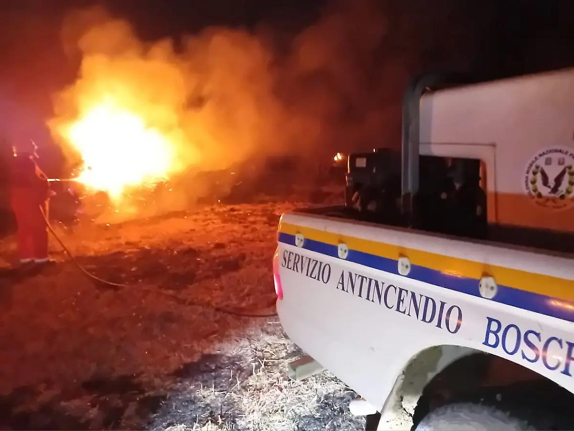 Tarquinia, vasto incendio in localit&agrave; Ancarano