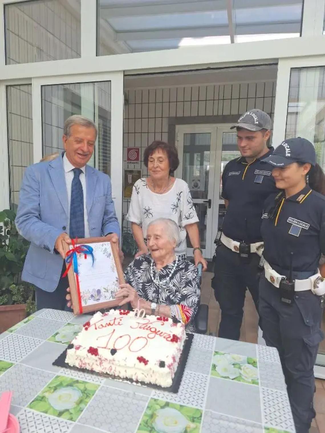 Santa Marinella, Argia Fazzi compie 100 anni: festa alla residenza Orsini con il sindaco Tidei