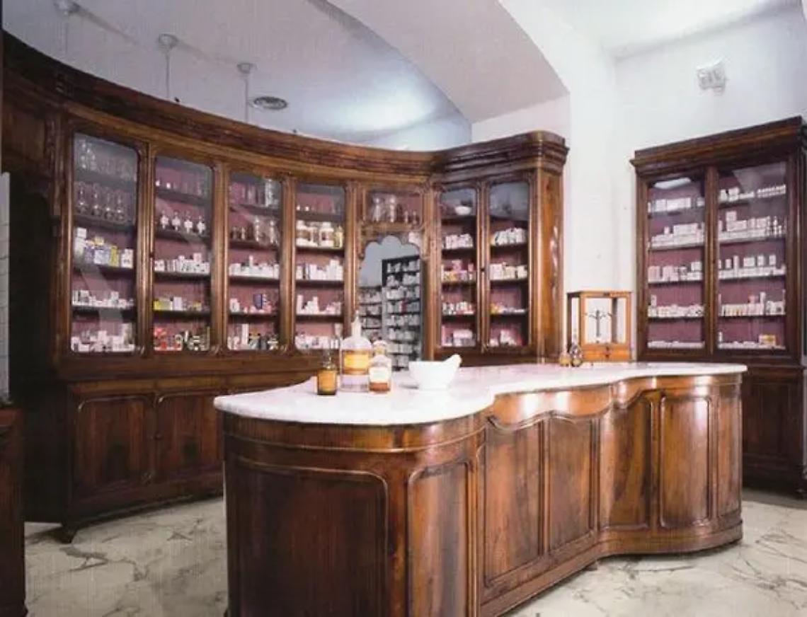 Via i mobili antichi dalla farmacia comunale del Top 16: la polemica corre sui social