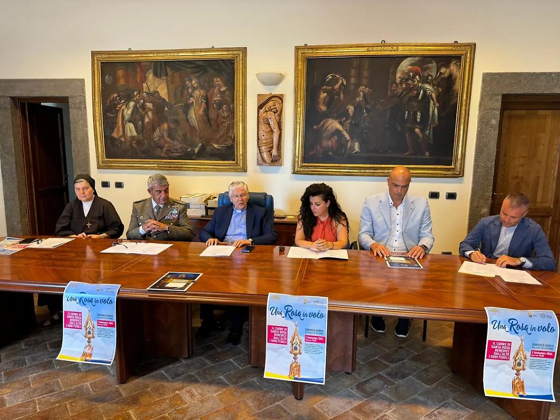 Il sacro cuore di Rosa in volo su Viterbo