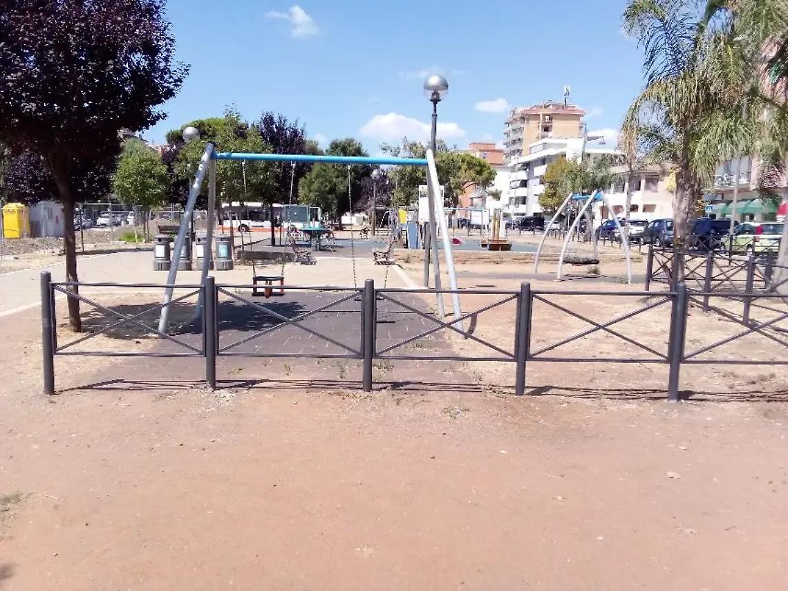 Parco giochi via Ancona: staccionata sostituita