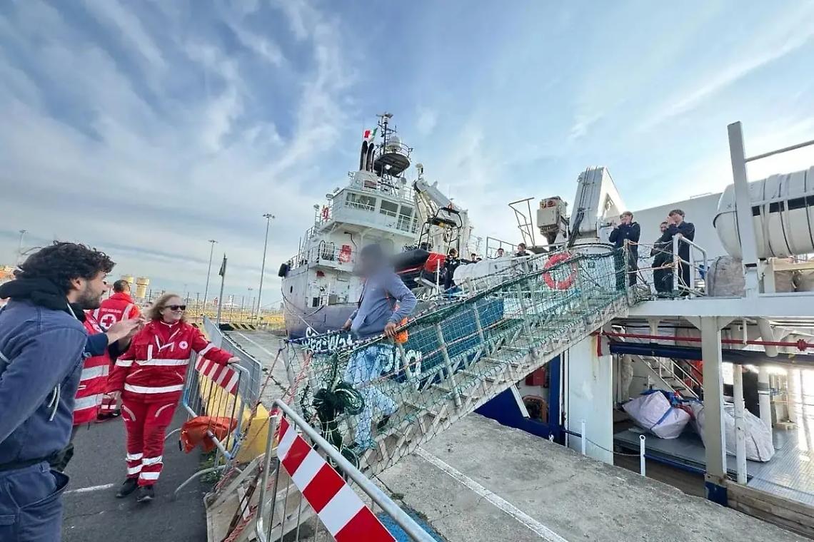 Sea watch torna a Civitavecchia con 288 migranti