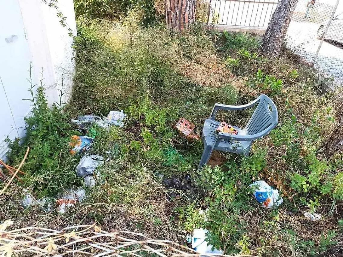 Nel degrado la cabina Enel in via Valdambrini, adiacente a via Liguria