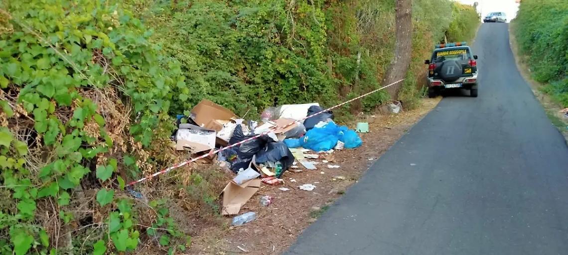 &laquo;Abbandona rifiuti in strada, sar&agrave; perseguito penalmente&raquo;