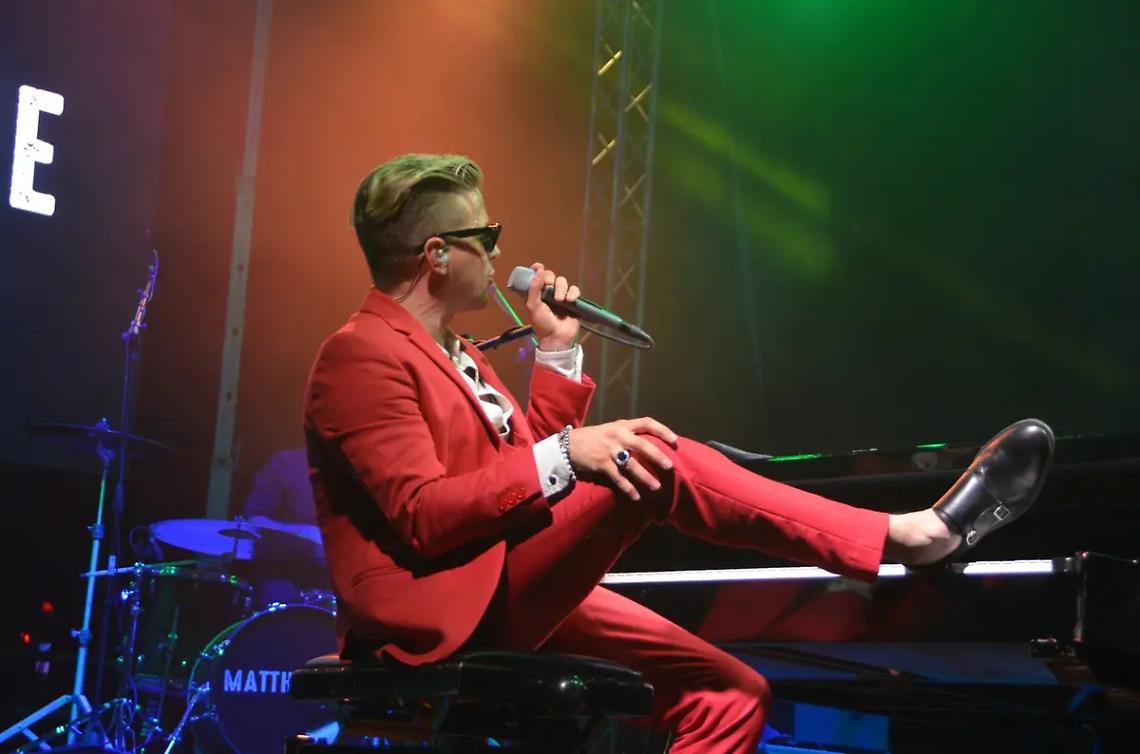 In piazza con Matthew Lee, il &ldquo;Genio del rock&rsquo;n roll&rdquo;