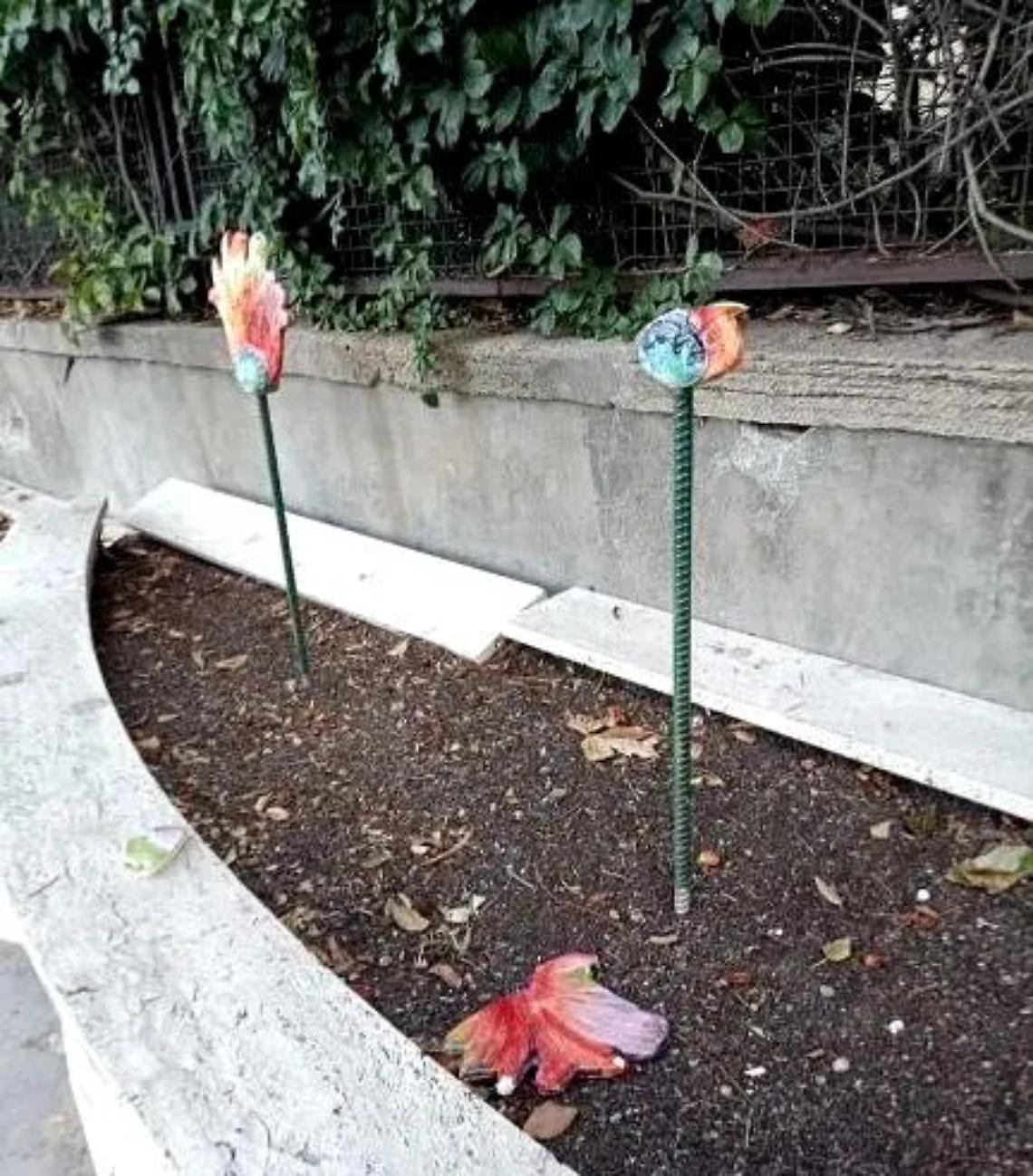 Danneggiate le aiuole di via Aurelia: distrutte le installazioni artistiche &ldquo;I fiori sospesi&rdquo;