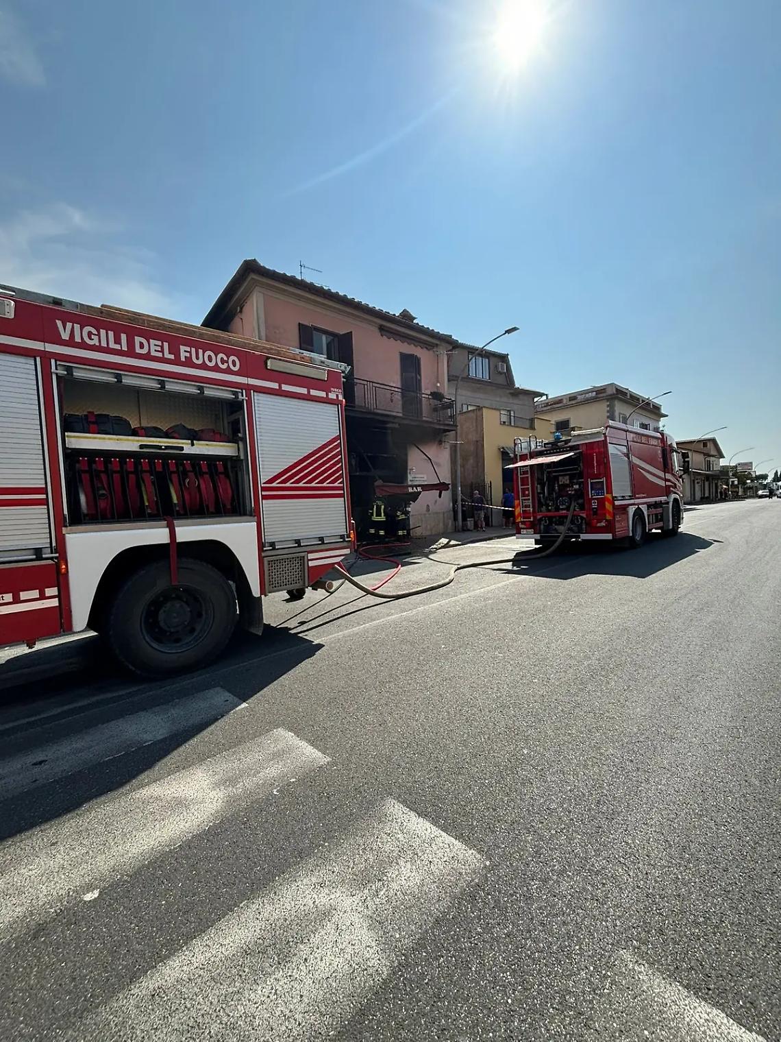 Paura a via Tarquinia: le fiamme si sprigionano all&rsquo;interno di un bar