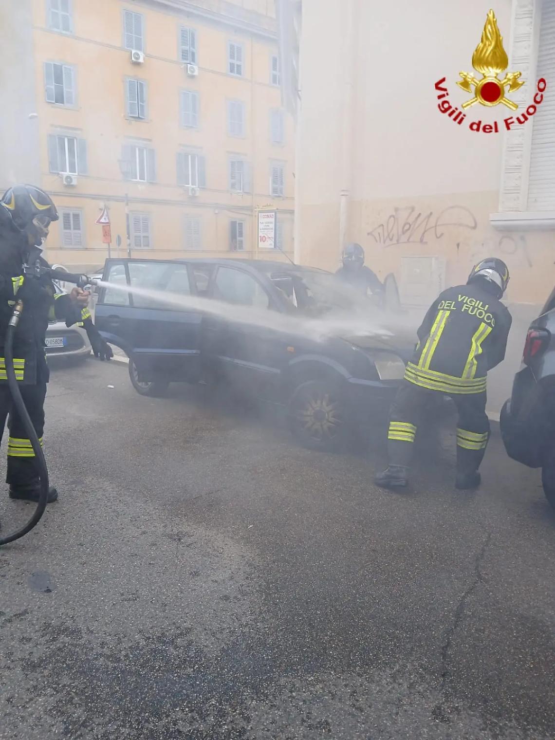 Auto in fiamme in via Borghese, intervento dei Vigili del fuoco