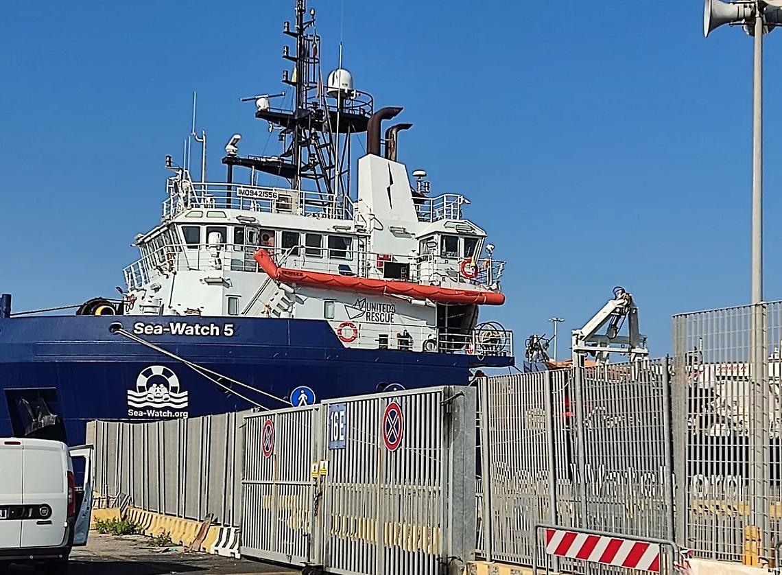 In porto le operazioni di sbarco della Sea-Watch 5, a bordo 288 persone