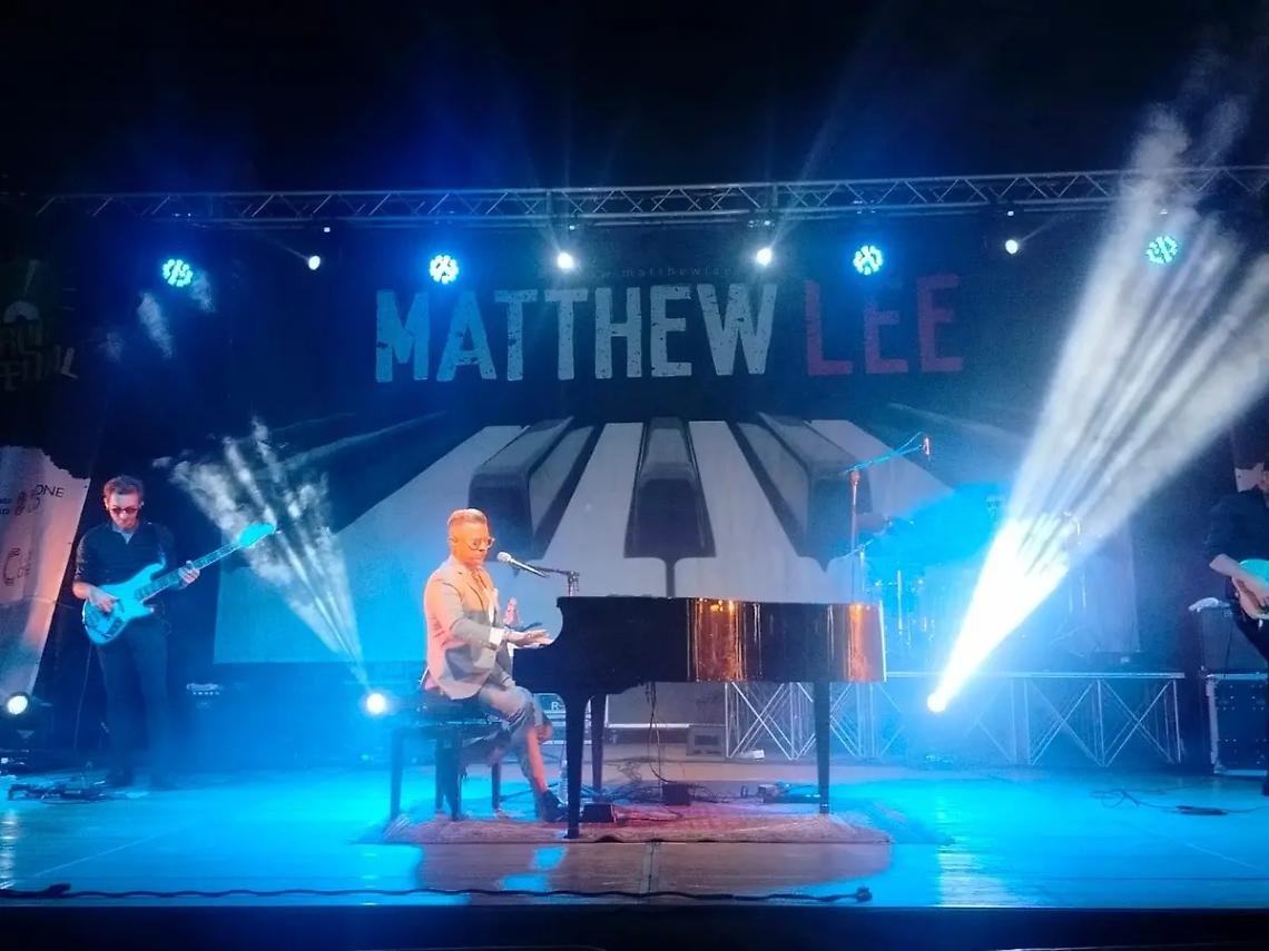 Matthew Lee incanta piazza Santa Maria
