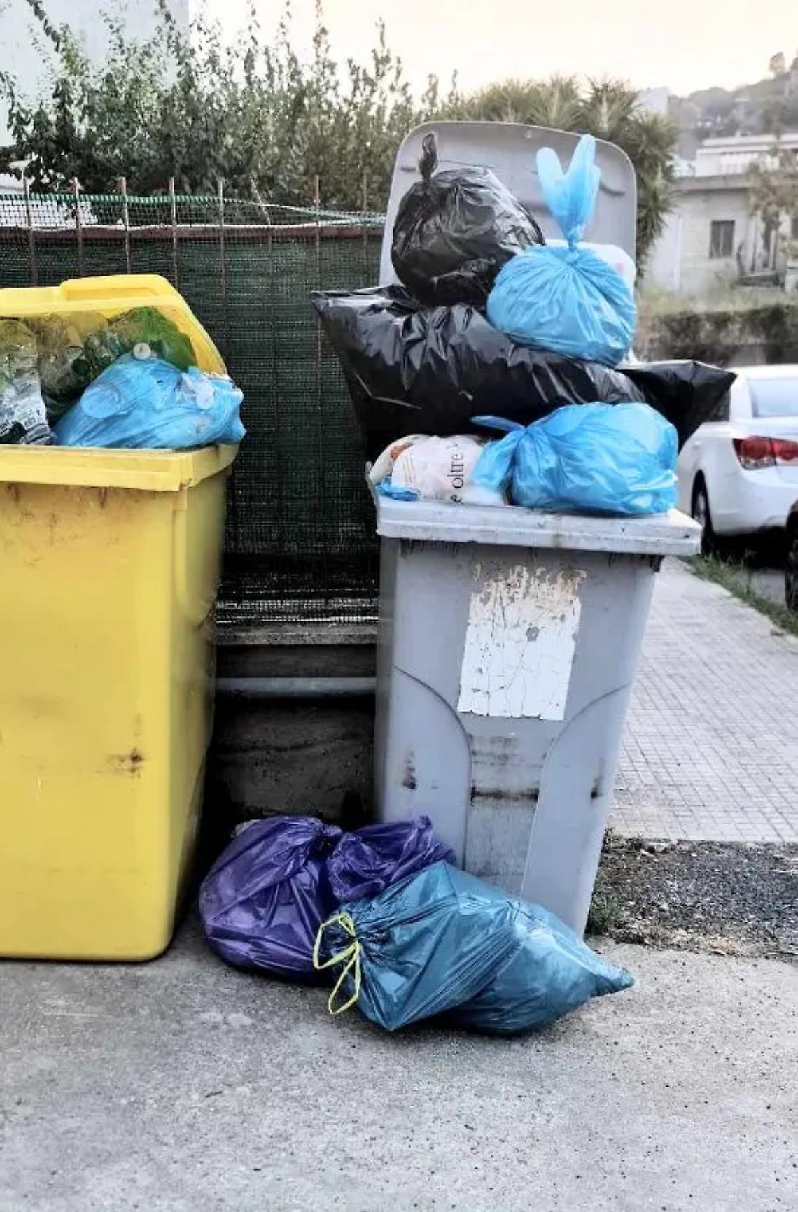 Rifiuti nei sacchi neri: proteste in via delle Mimose