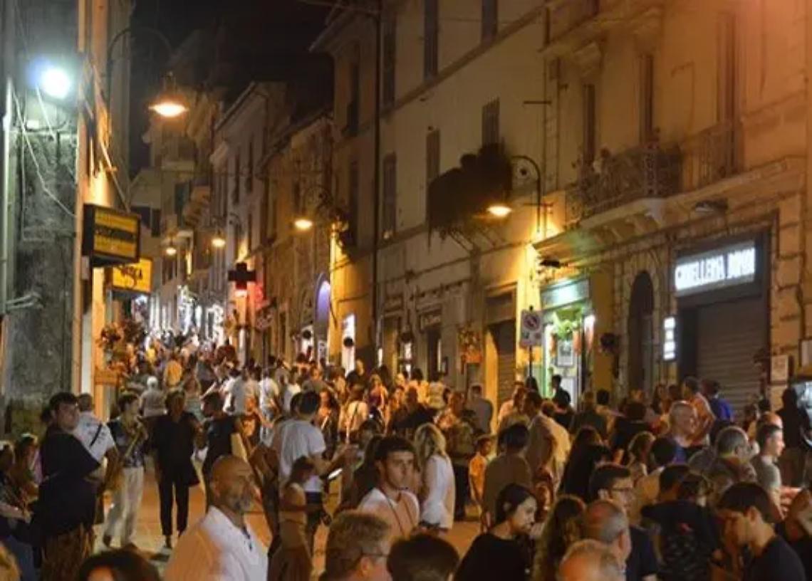 Tarquinia, Le Piazzette: anche negozi aperti la sera nel centro storico di Tarquinia