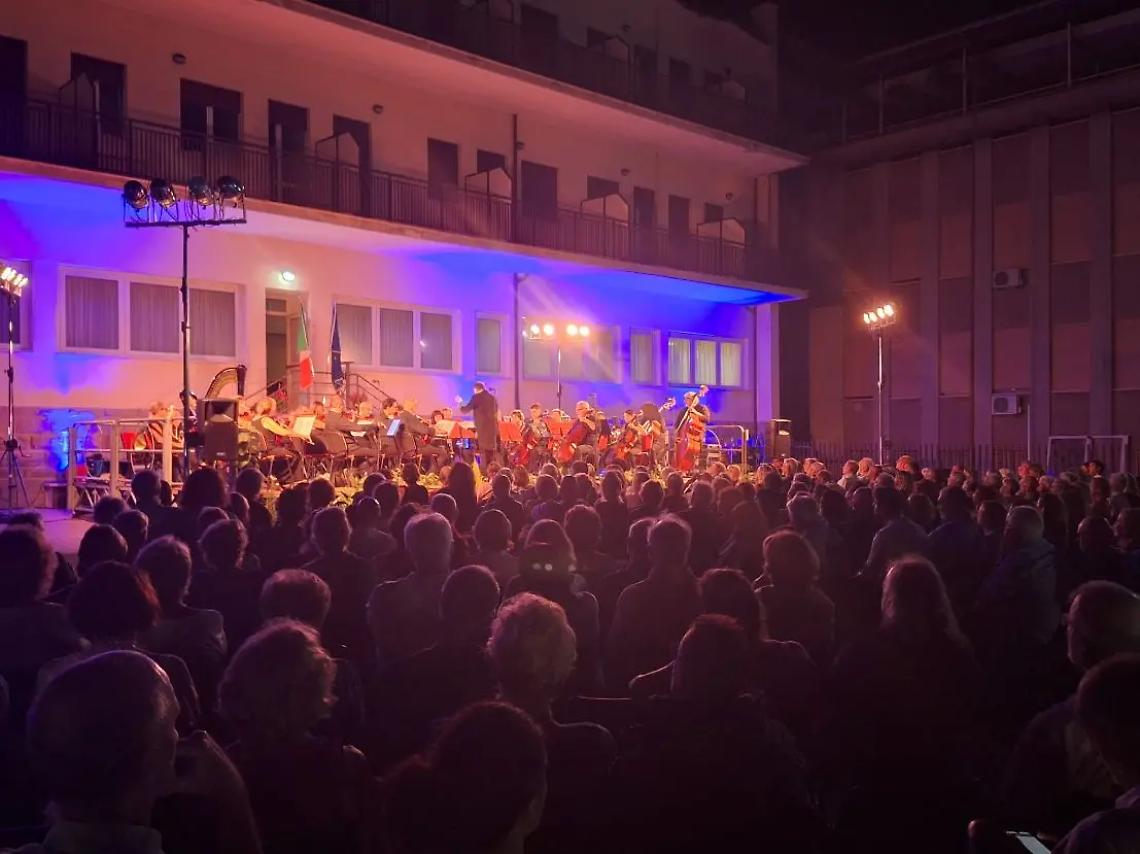 Standing ovation per l&rsquo;orchestra delle Cento citt&agrave;, Gino Vinaccia: &laquo;Un&rsquo;esecuzione magistrale&raquo;