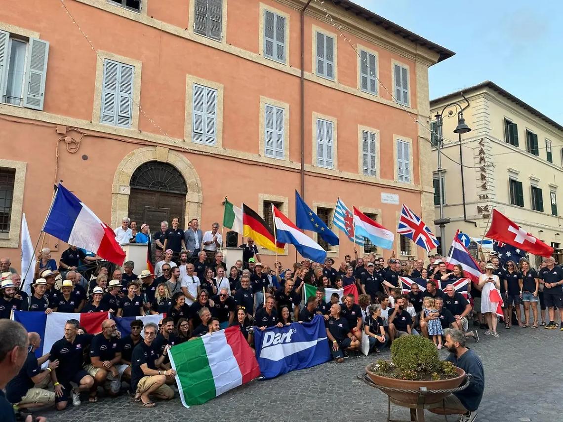Festosa cerimonia di apertura del campionato mondiale Dart 18 World Championship 2024