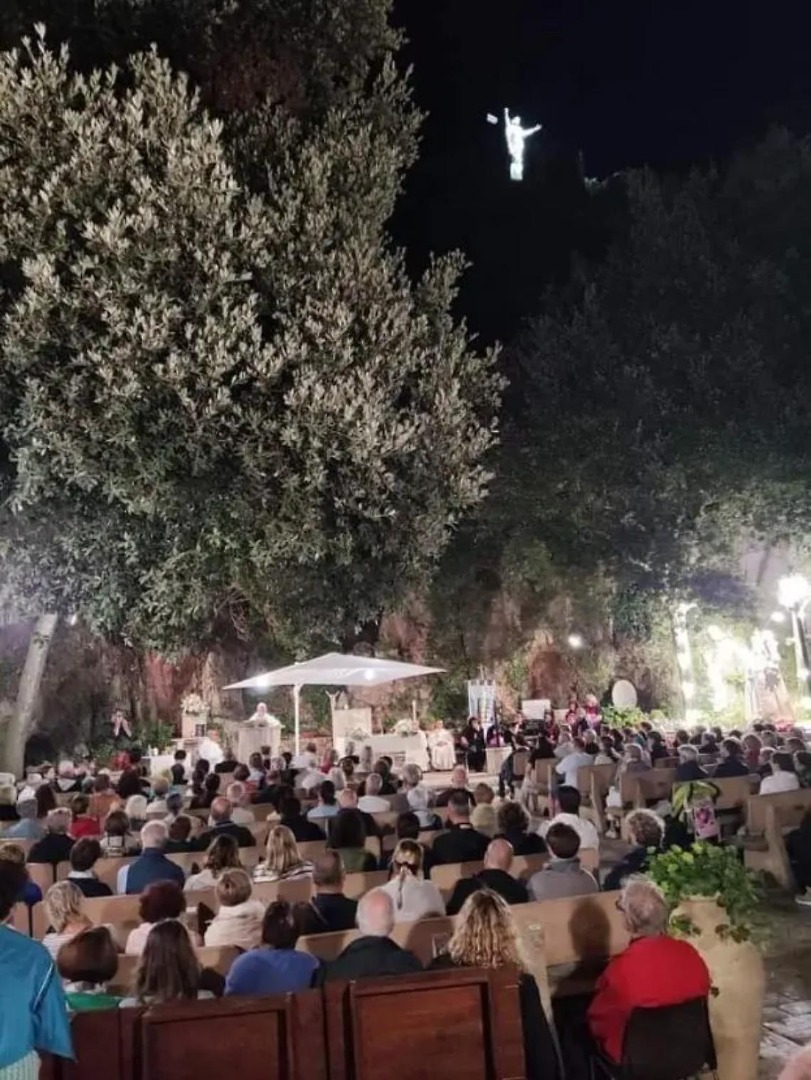 Tanti pellegrini in preghiera al santuario