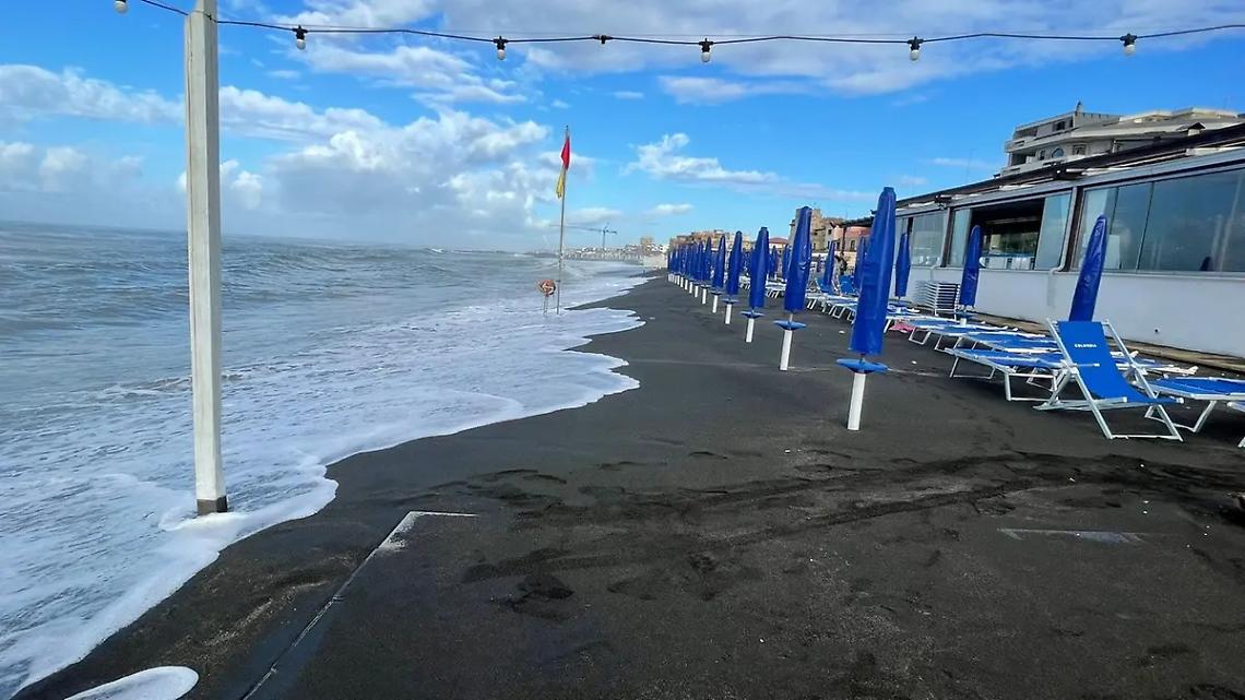 Erosione, il mare minaccia le verande