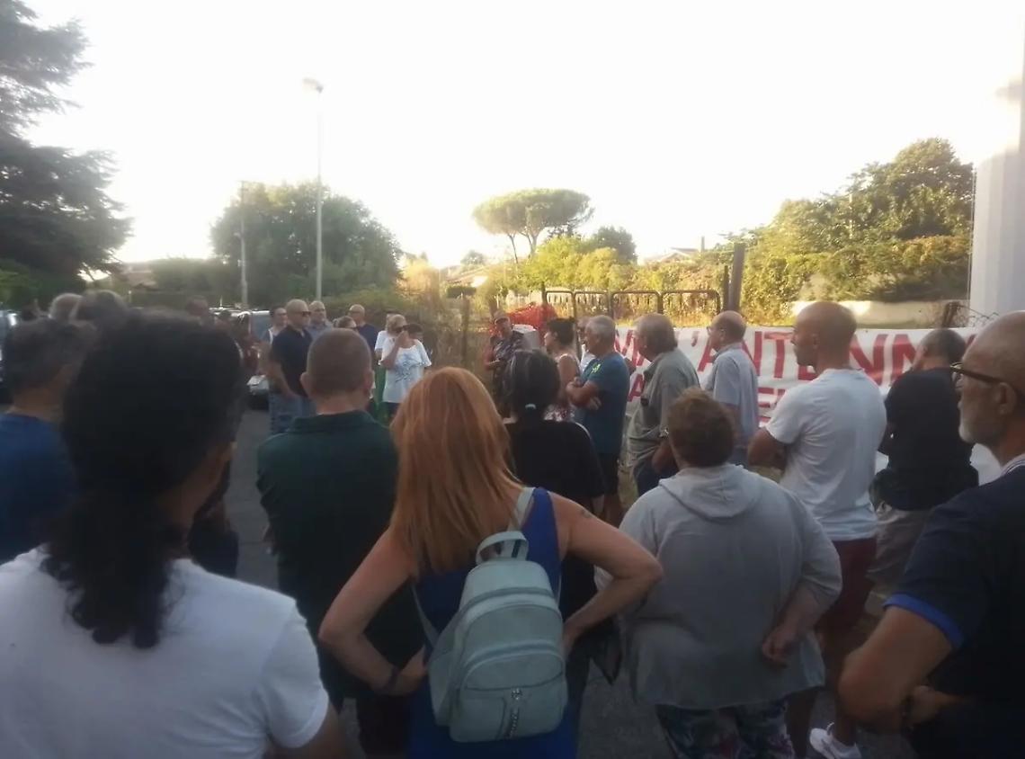 &laquo;No all&rsquo;antenna in via Prati&raquo;