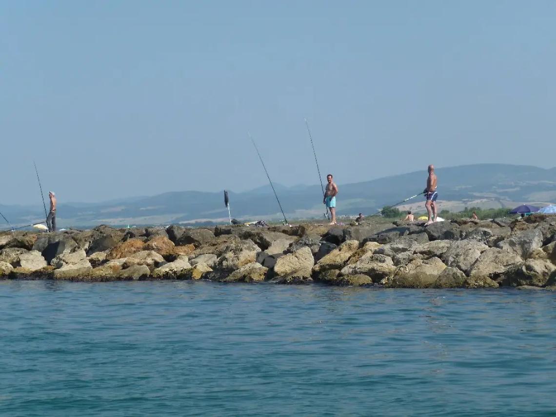 Alla ricerca di spigole fuori orario: multati