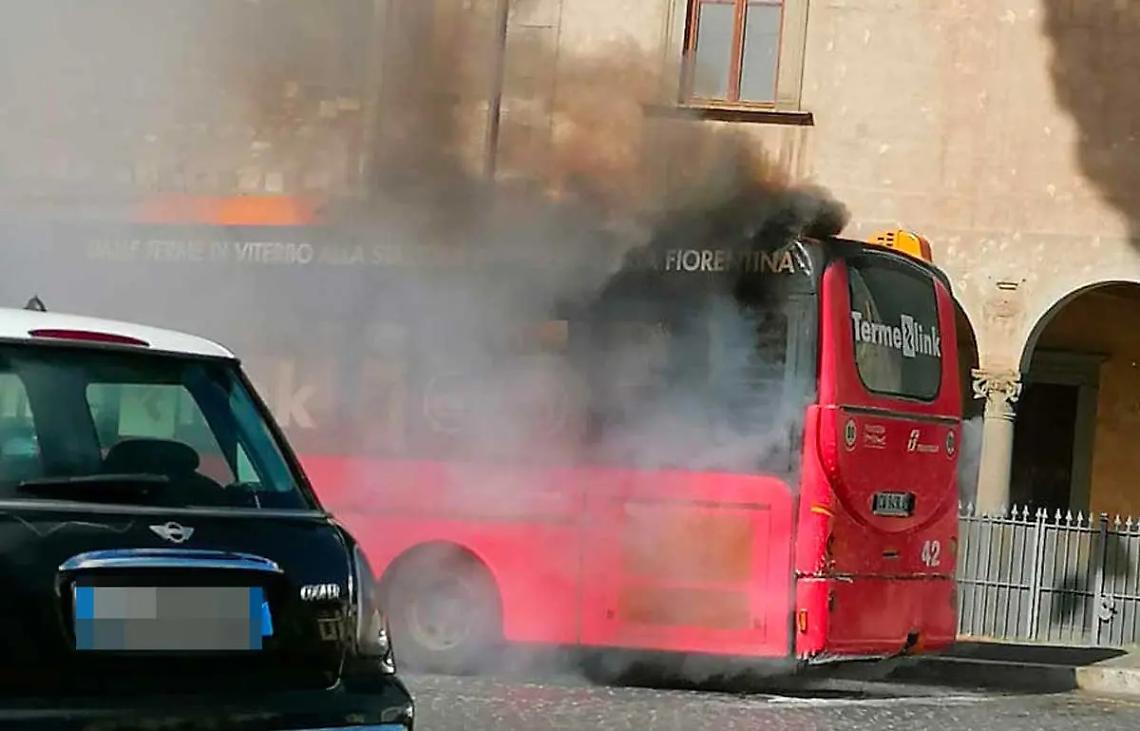 Viterbo: autobus urbano in fiamme in piazza Verdi