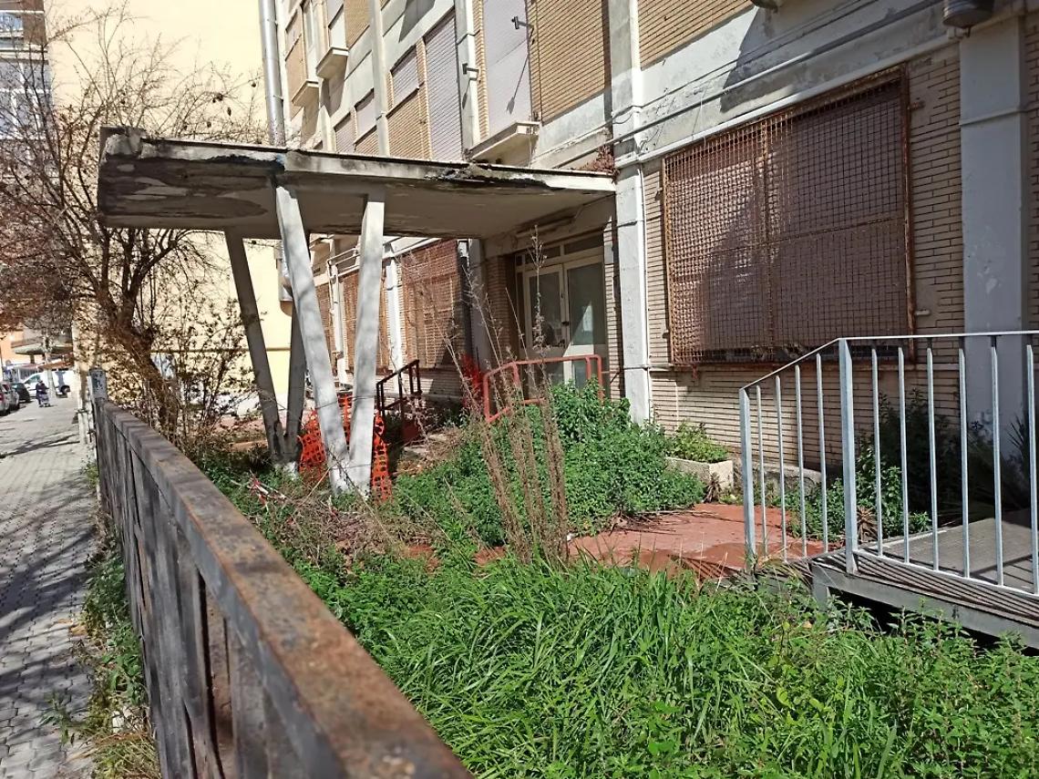 Rifiuti e topi: l&rsquo;ex alberghiero nel degrado