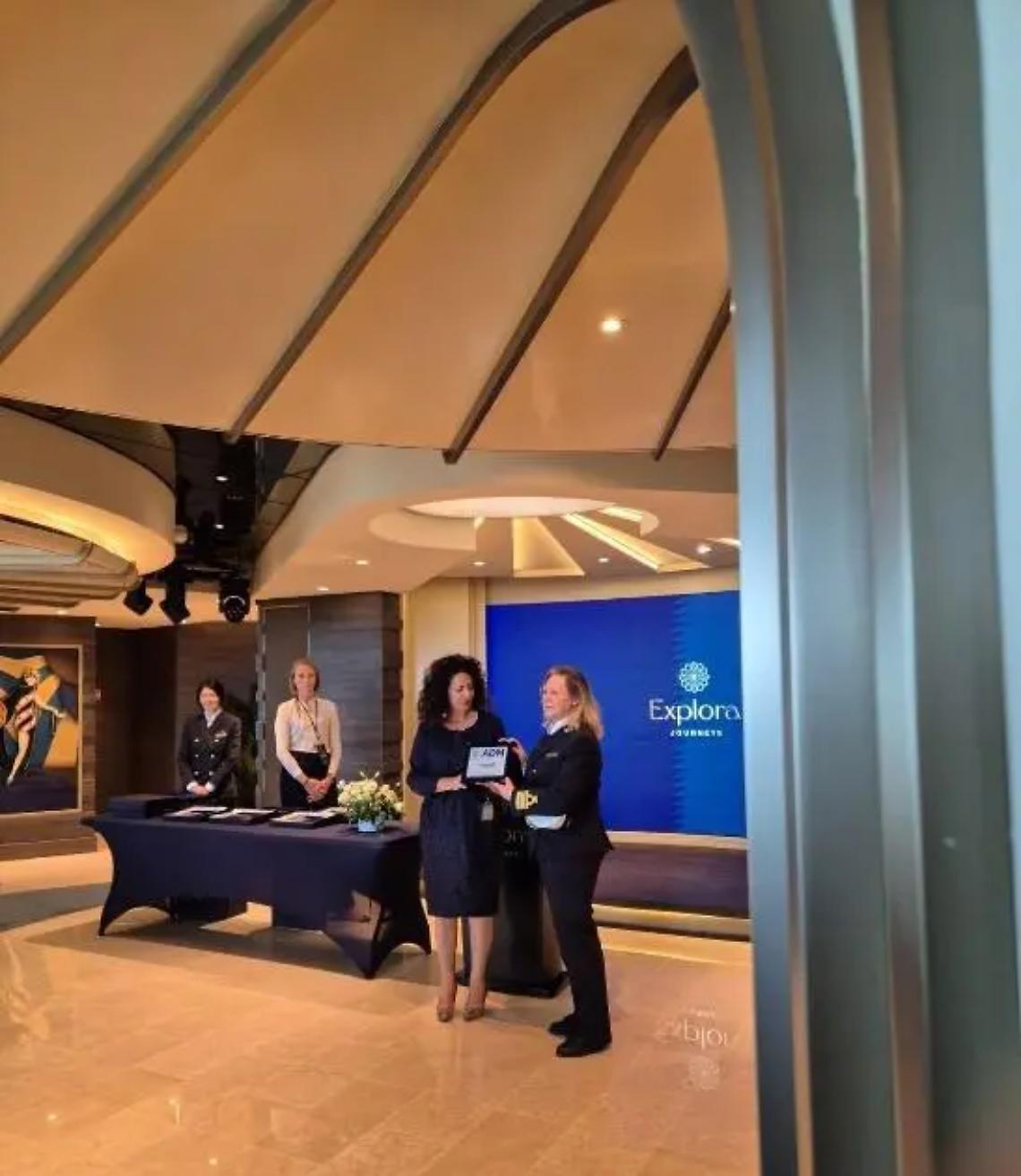 Expora II, l&rsquo;Ufficio dogane presente allo scambio di crest per il battesimo