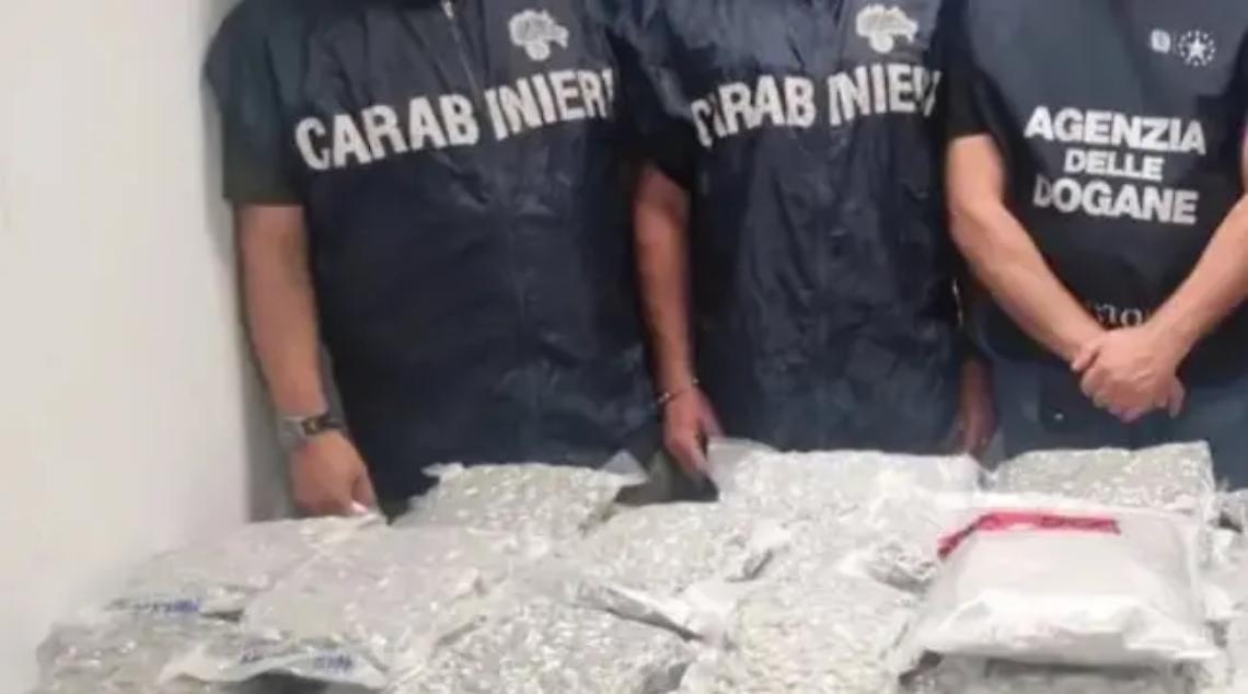 In volo da Bangkok con oltre 20 chili di marijuana nella valigia: arrestato all&rsquo;aeroporto