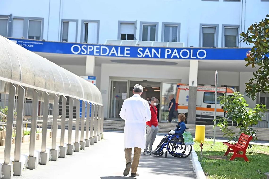 Pestaggio fuori scuola, il quindicenne ricoverato al San Paolo
