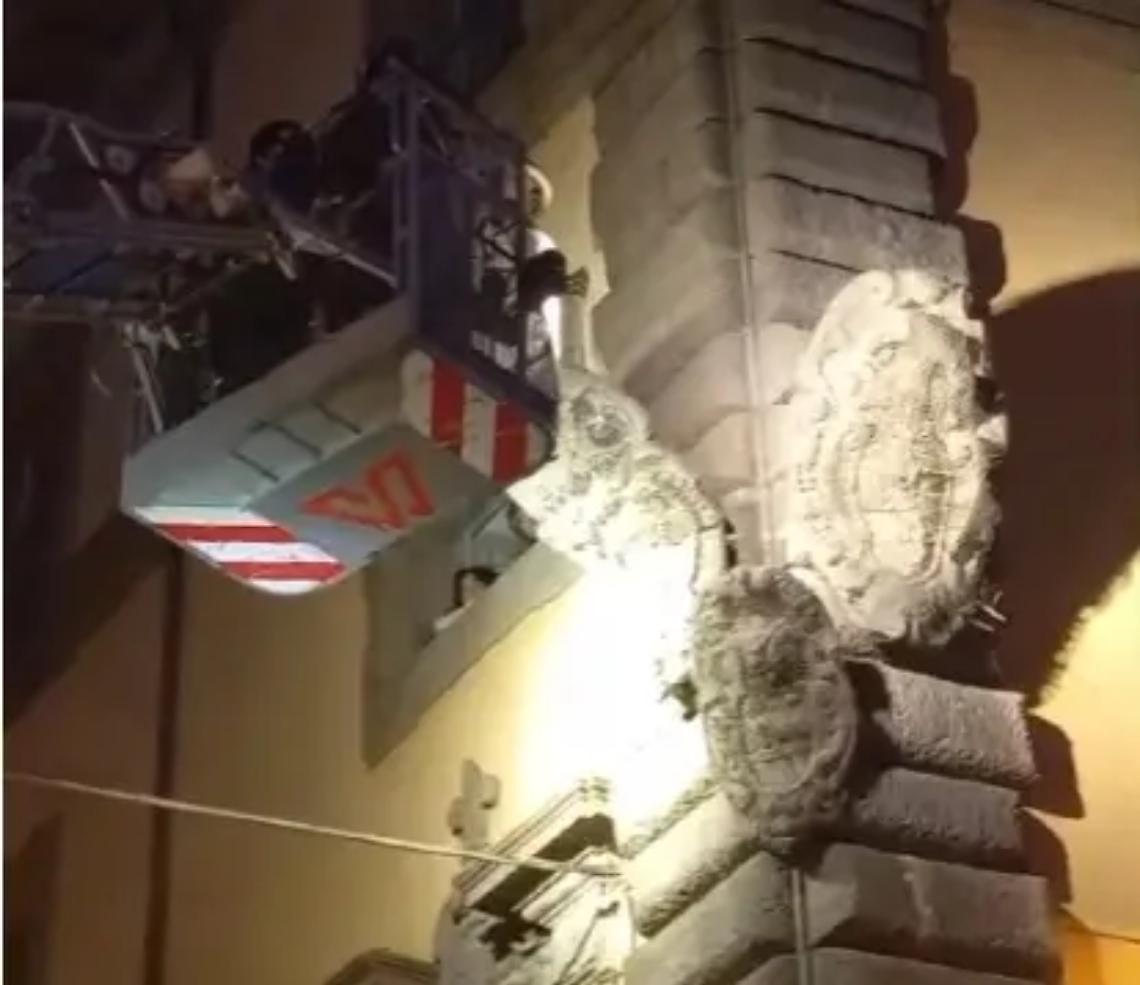 Viterbo: si stacca uno stemma da Palazzo Brugiotti