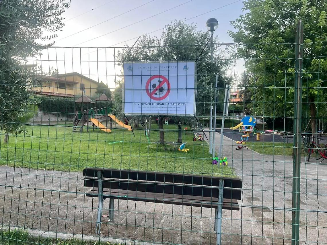 Partitelle vietate al parco giochi, mamme sul piede di guerra