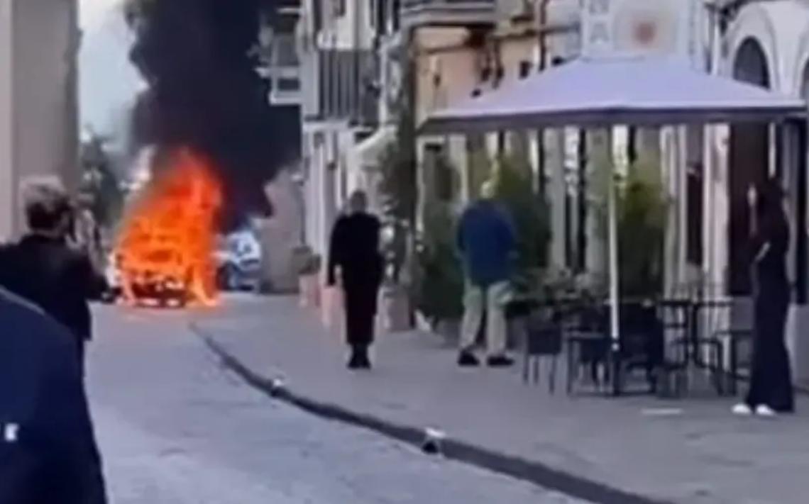 Minicar in fiamme a Ronciglione, carabinieri salvano mamma e figlio