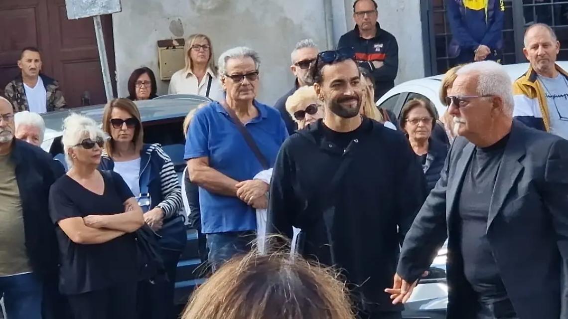 Tanti si sono stretti intorno a Marco Mengoni nel giorno dell&rsquo;addio alla mamma