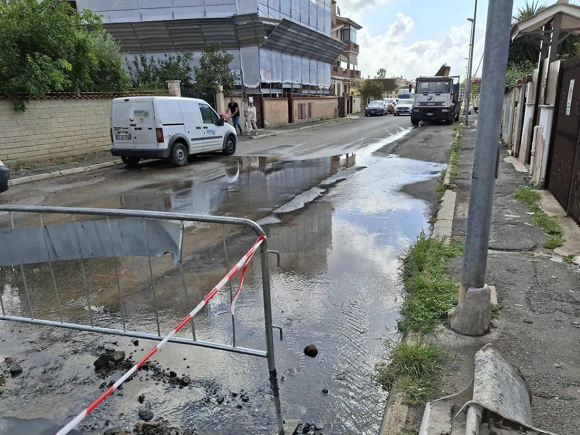 &laquo;Attenzione a non provocare danni&raquo;, ma gli operai spaccano i tubi dell&rsquo;acqua